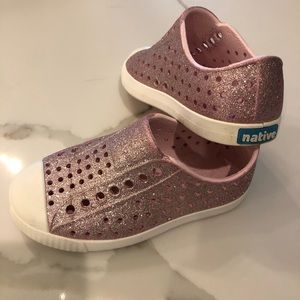 Native 9C pink sparkle Jefferson shoes